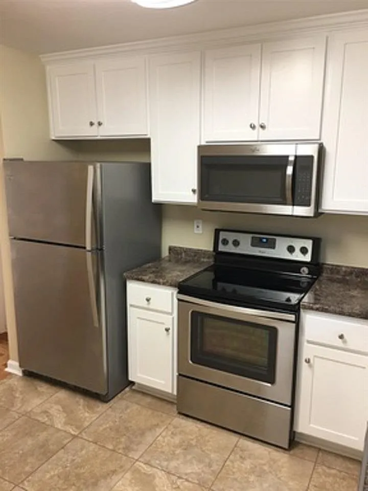 3 bed, 728 sqft, $1,375 — Photo 3
