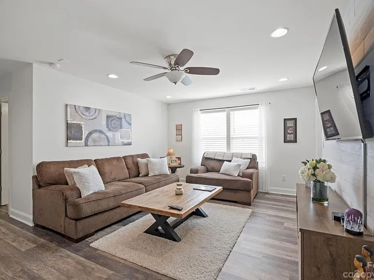 1003 Angora Ct — Photo 37