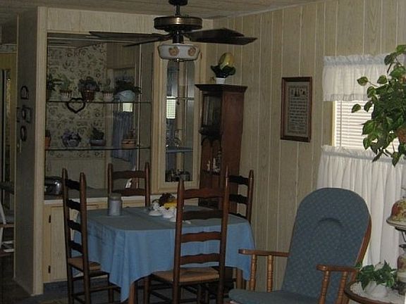 4th image of 833 Poinsettia St