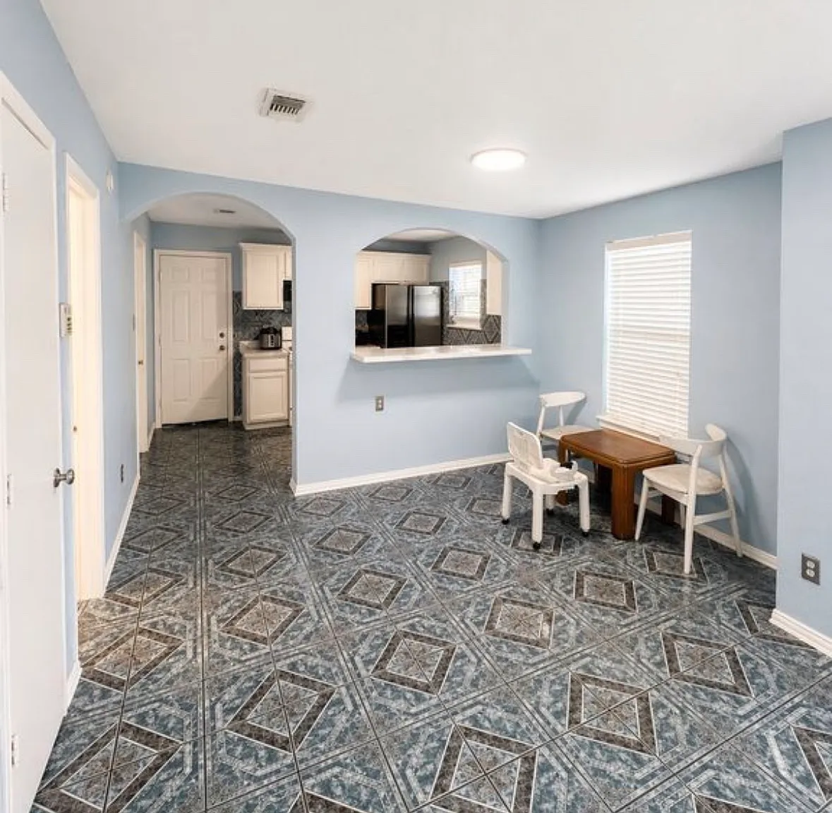 4 bed, $2,300 — Photo 2