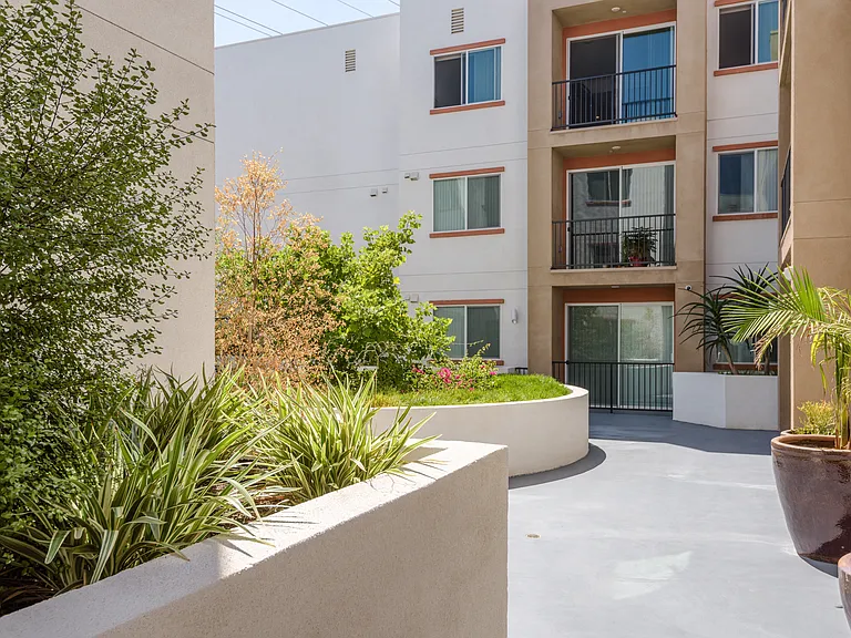 Sherman Way Luxury Apartment Homes — Photo 9