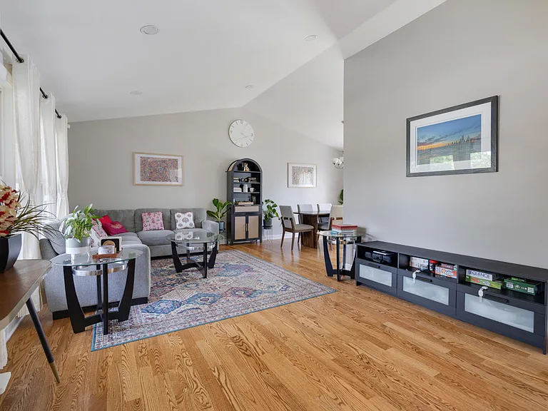 25W055 Canary Ct — Photo 3