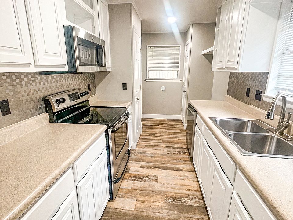 Beautiful Kitchen with lots of cabinets and counter space.