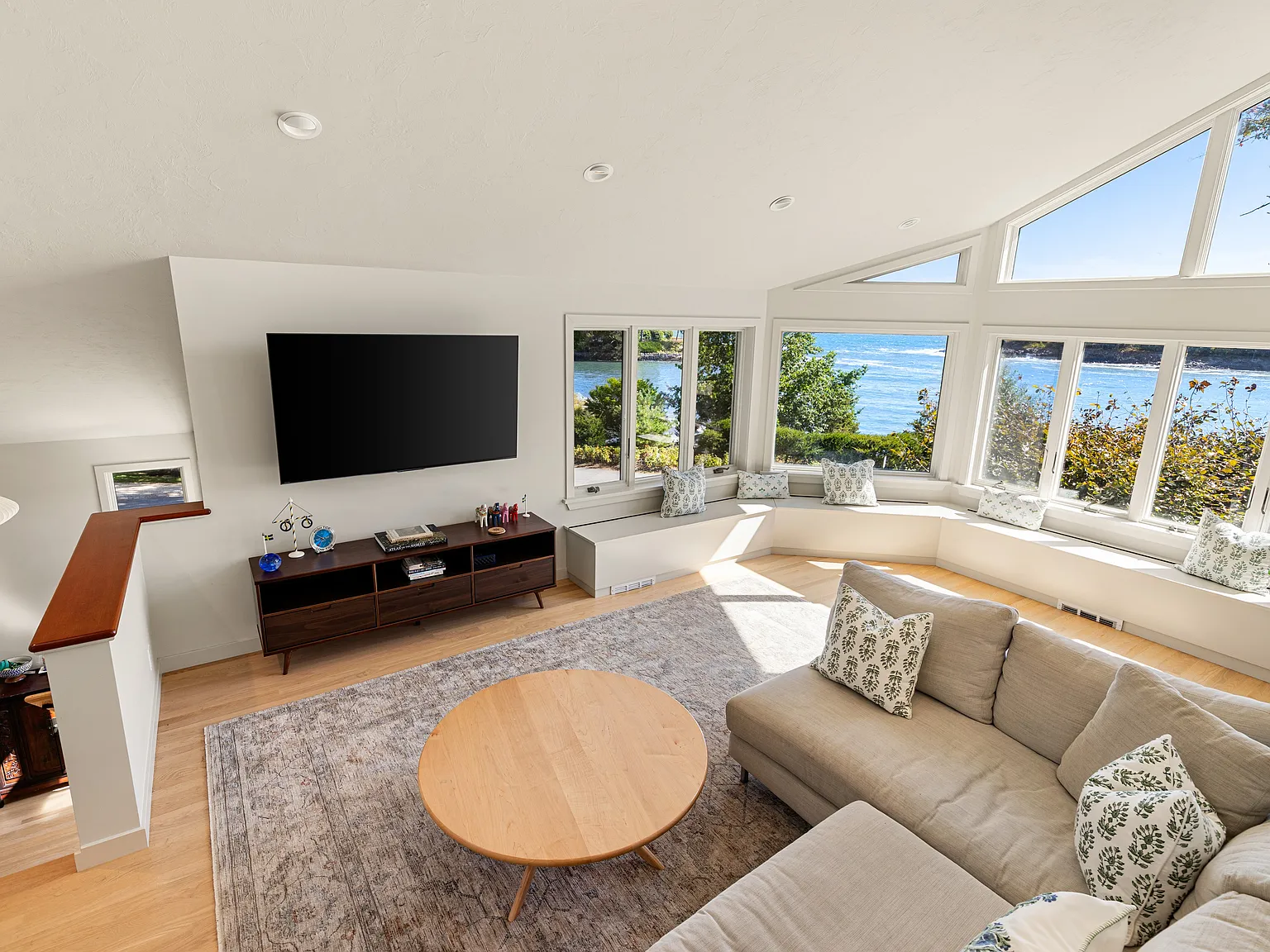 4 bed, 2826 sqft, $5,500 — Photo 3
