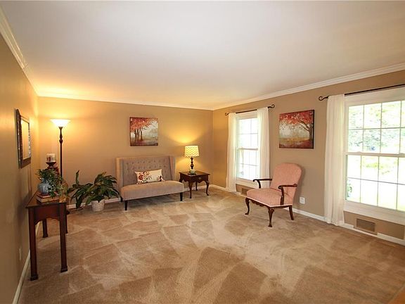 3rd image of 42 Round Trail Dr