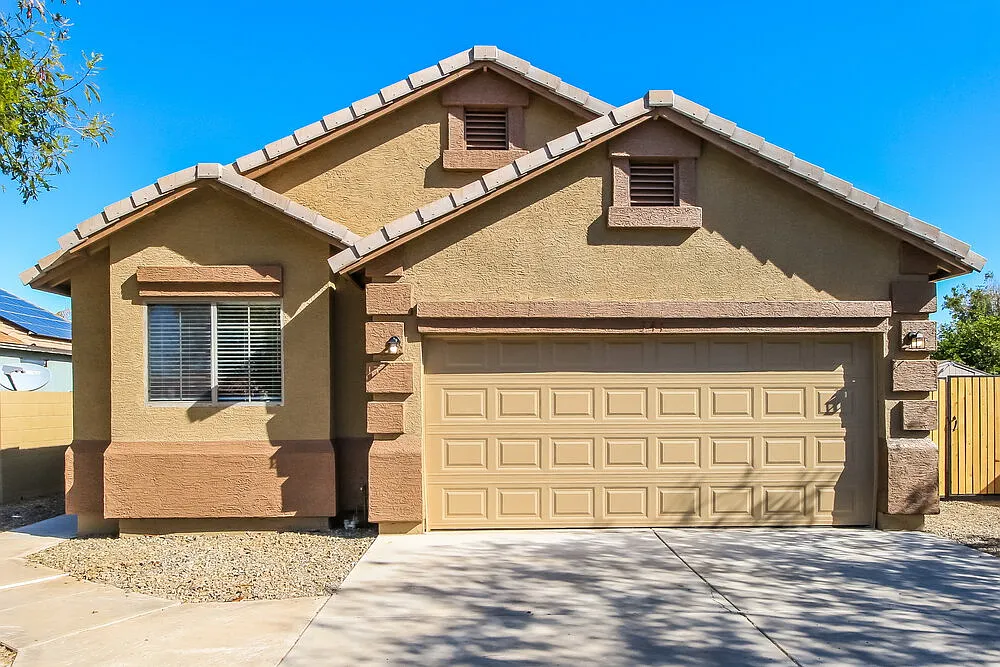 3 bed, 2.0 bath, 1233 sqft, $2,220 — Photo 1