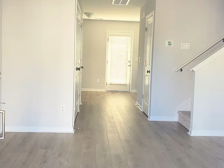 1054 Astoria Dr #MAIN — Photo 3