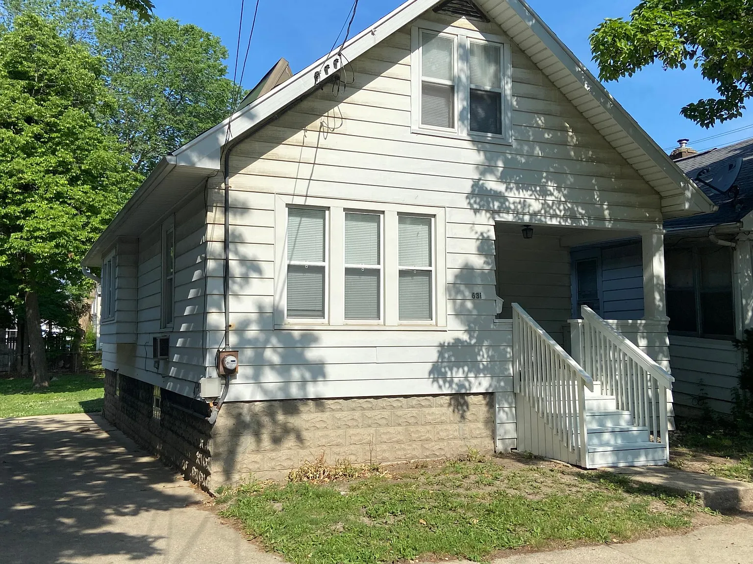 631 N Foster Ave photo 1
