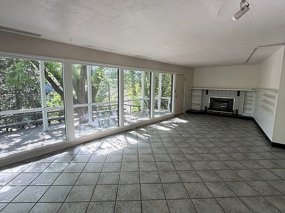 3rd image of 1045 NE Duncan Ln