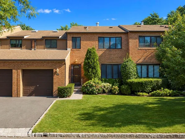 95 Windsor Gate Drive, New Hyde Park, NY 11040