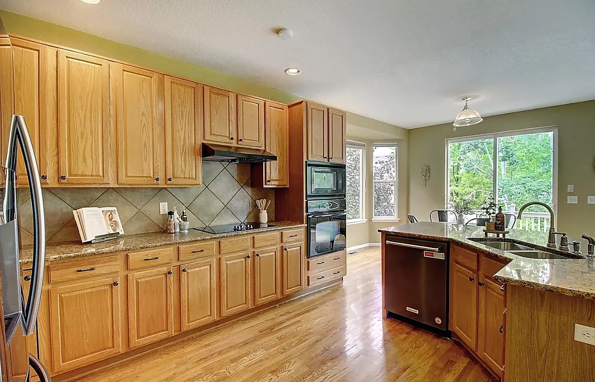 7 bed, 4200 sqft, $745 — Photo 4