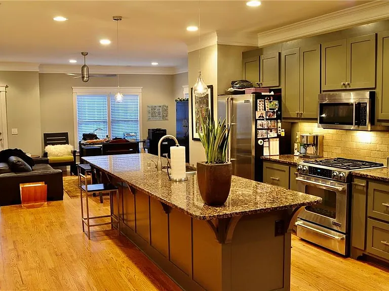 1339 Oakview Rd — Photo 3
