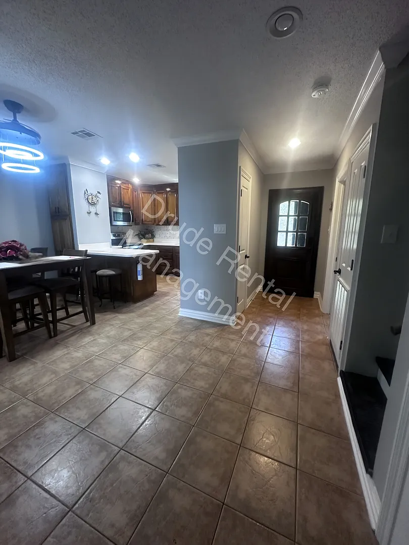 Beautiful Condo — Photo 3