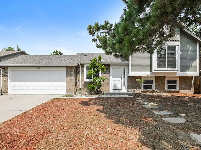 19123 E 46th Ave — Photo 1