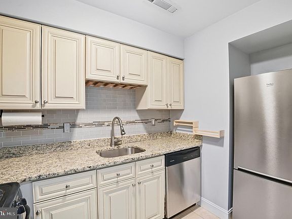 4th image of 2105 Walsh View Ter #15-301