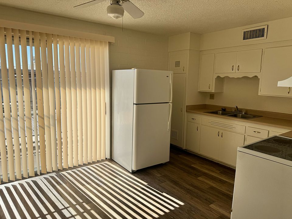 Sweet, all white, kitchen with eat in space