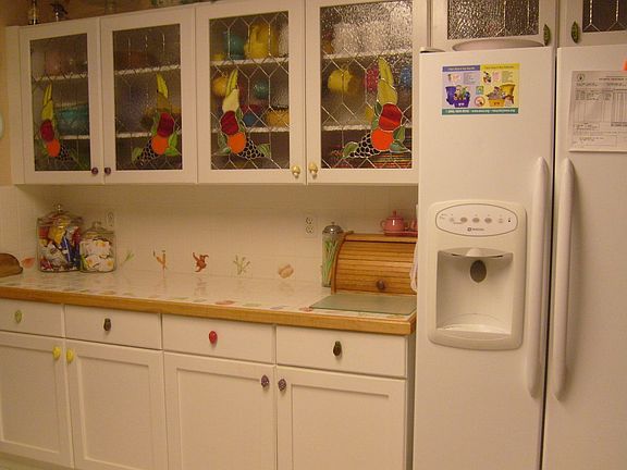 Newer fridge with ice and water in door.