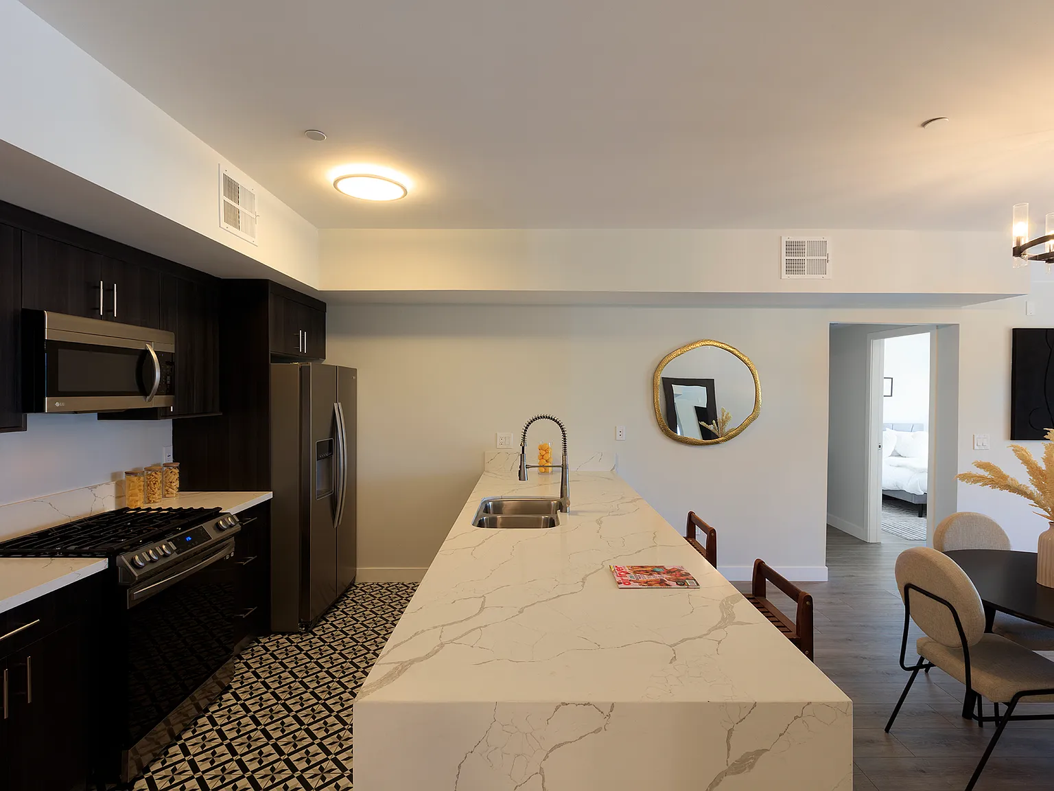 Mission 33 Apartments — Photo 3