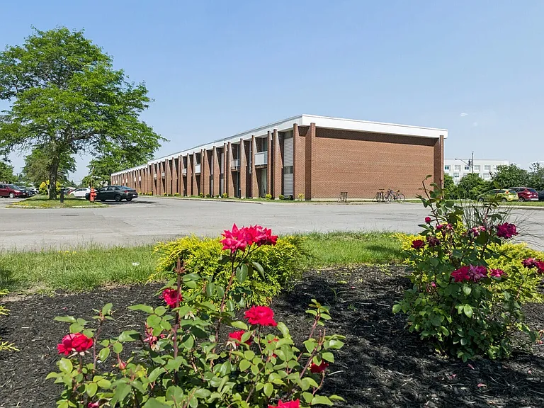 Amherst Manor Apartments — Photo 14