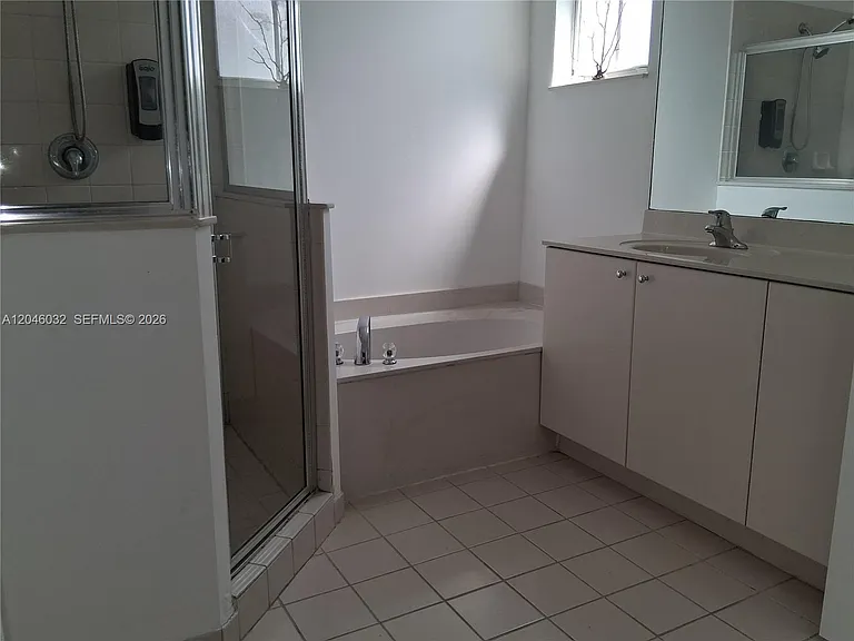 1044 NE 30th Ave — Photo 18