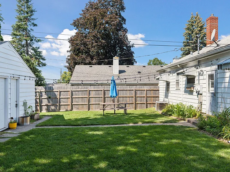 1660 Ford Pkwy — Photo 28