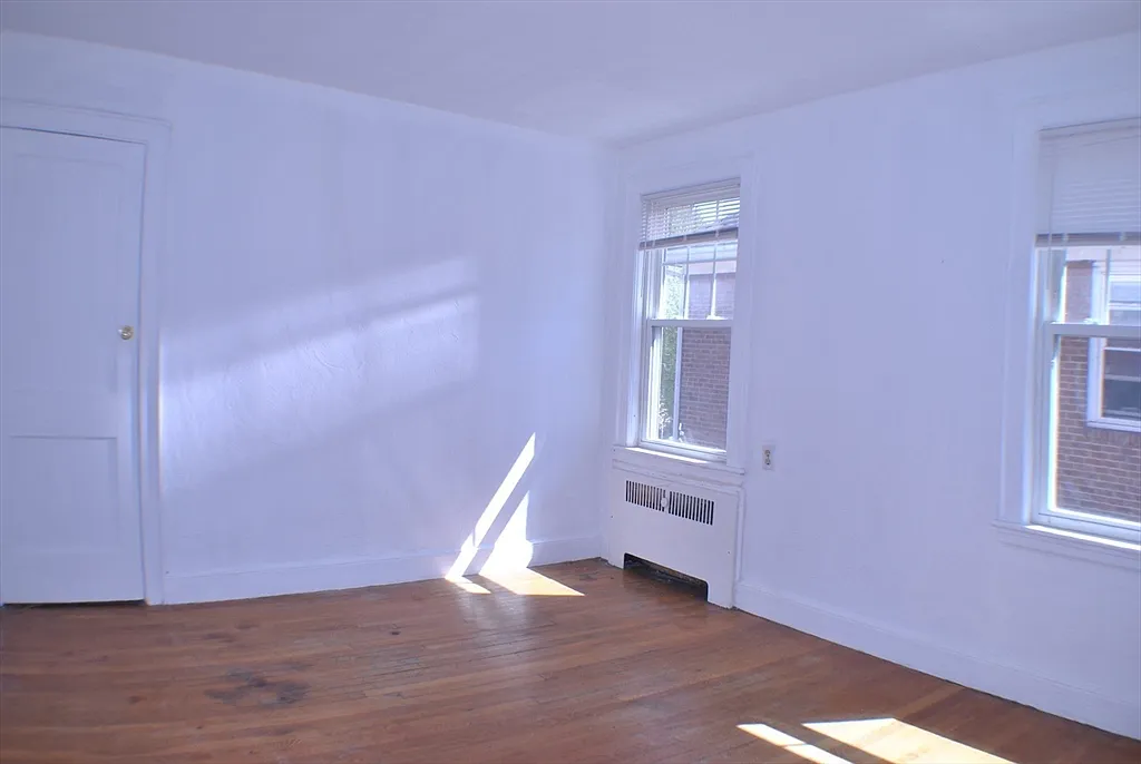 4 bed, 1.0 bath, 1412 sqft, $4,000 — Photo 2