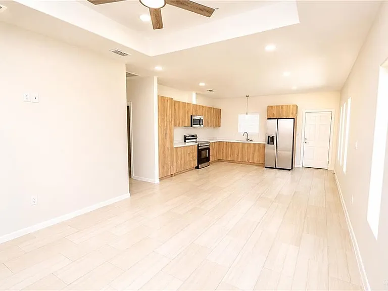 2612 E Israel Ave #B — Photo 2