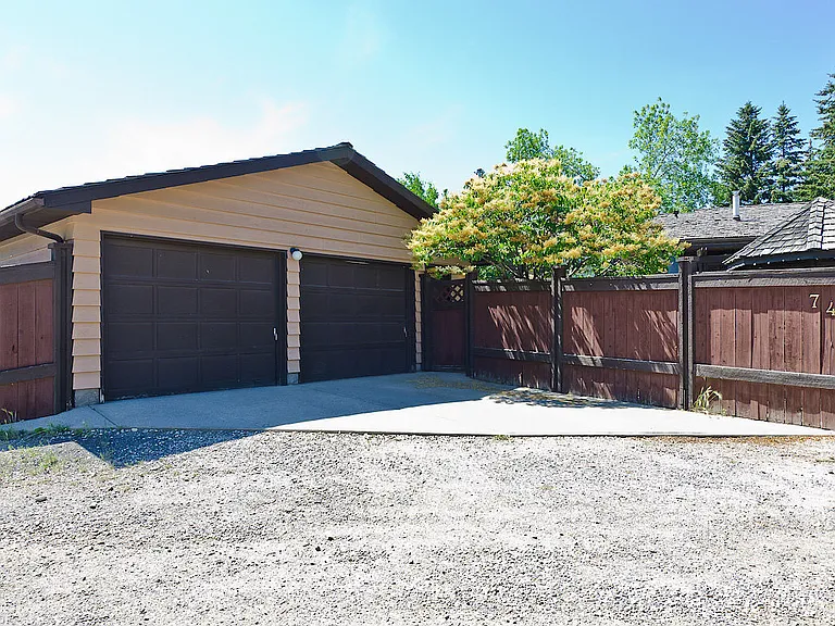 740 Coach Bluff Cres SW — Photo 31