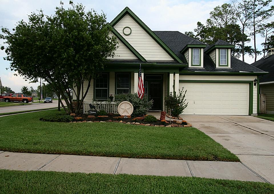 Sprinkler system front and back; 1 block from Lake Trail; 2 blocks from Recreation area!