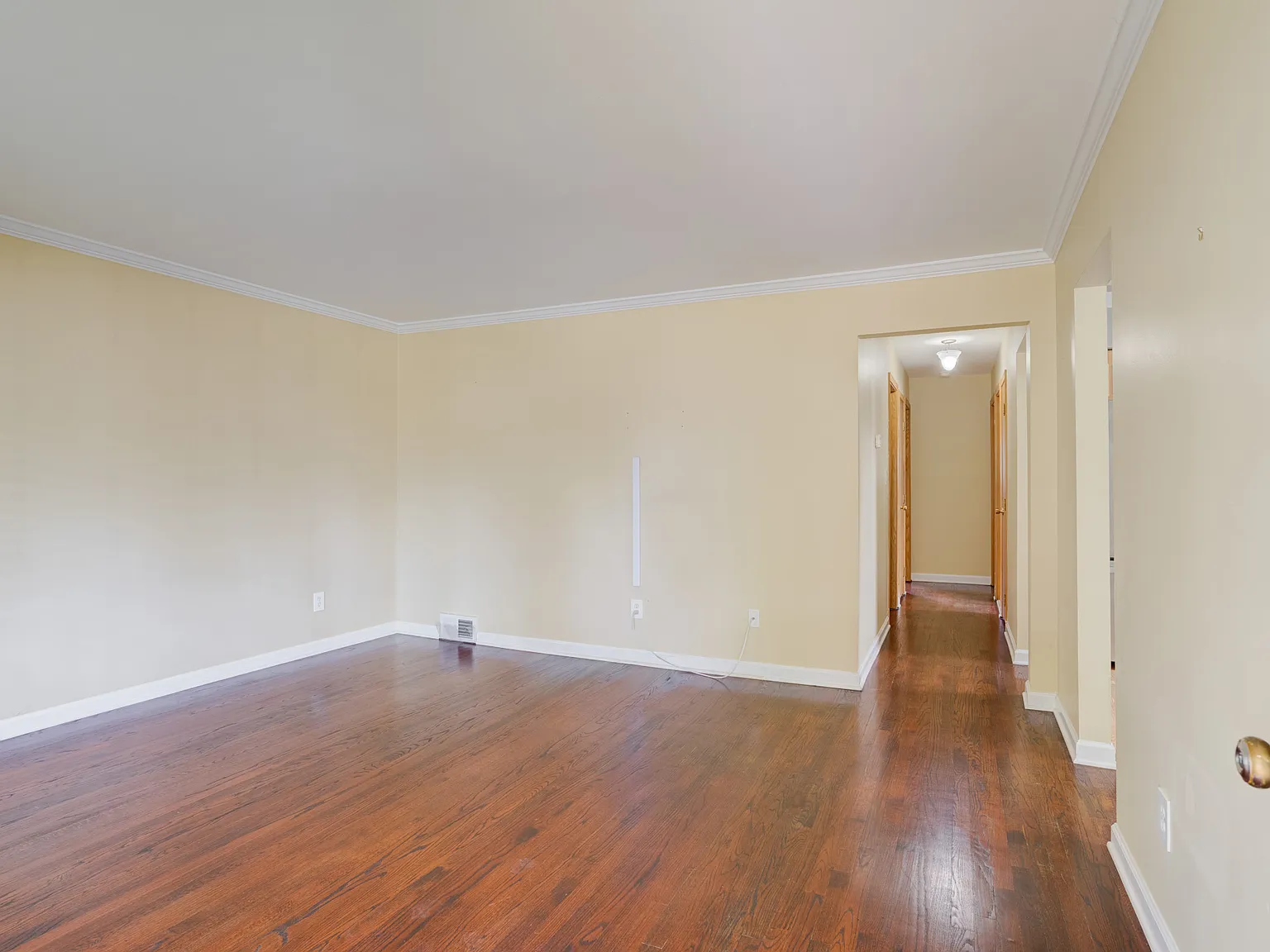 3 bed, 1.5 bath, 962 sqft, $1,900 — Photo 3