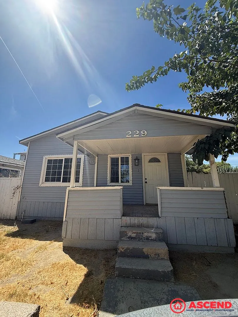 Spacious 4BD/2BA Home in Taft Fully Equipped & Move-In Ready! — Photo 1