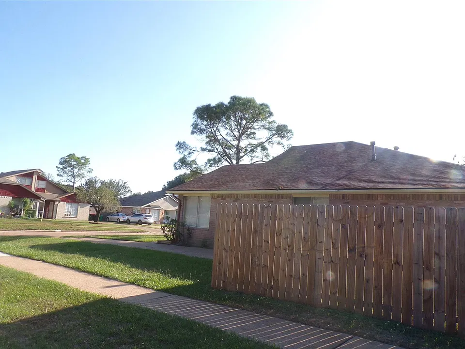 17002 Pastoria Dr