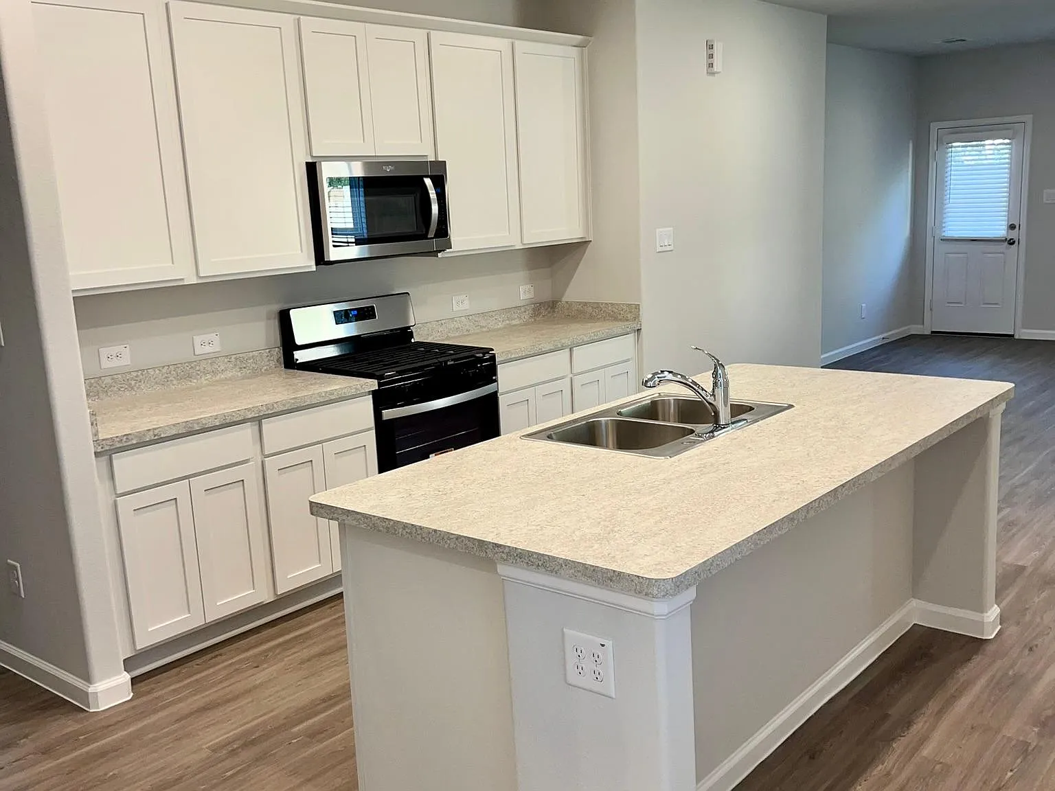 3 bed, 1388 sqft, $1,900 — Photo 1