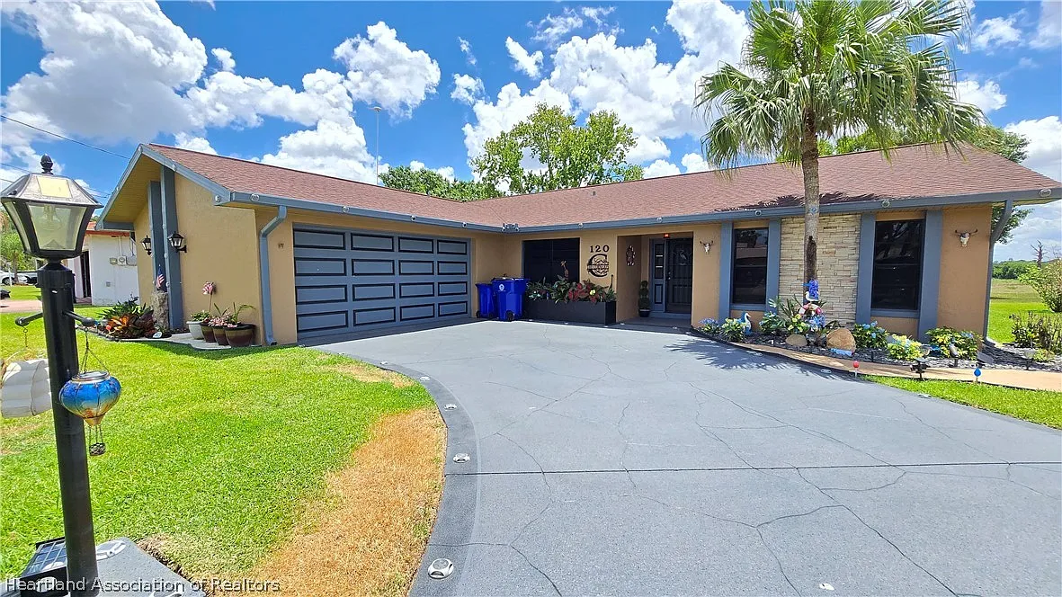 3 bed, 1.0 bath, 2387 sqft, $2,000 — Photo 1