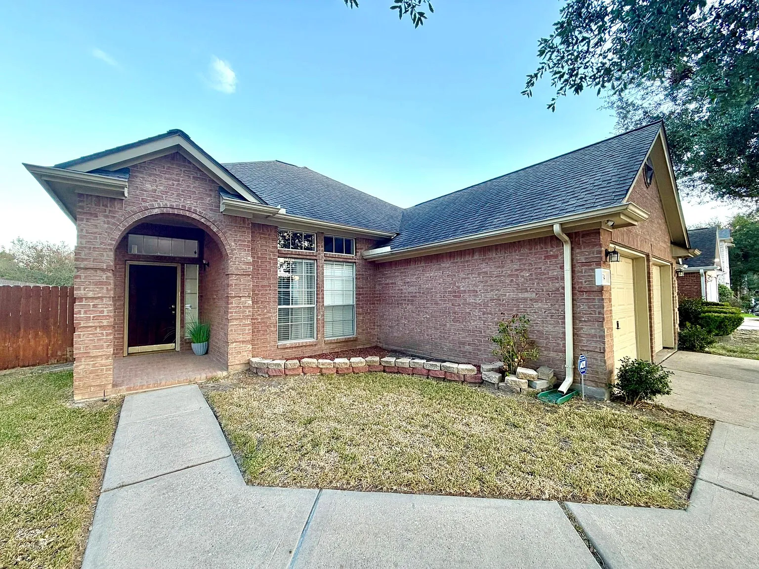 3 bed, 2.0 bath, 1480 sqft, $2,200 — Photo 2