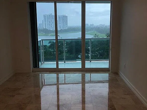 20201 E Country Club Dr — Photo 3