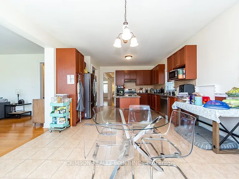 2304 Canterbury Cres — Photo 17