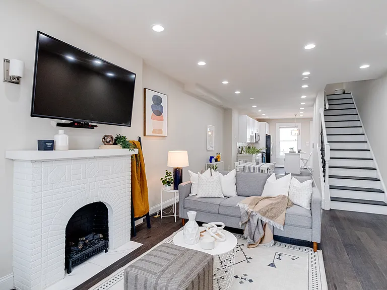 442 N Linwood Ave — Photo 1