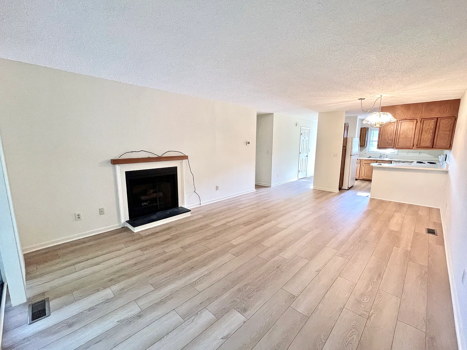2 bed, 974 sqft, $1,450 — Photo 2