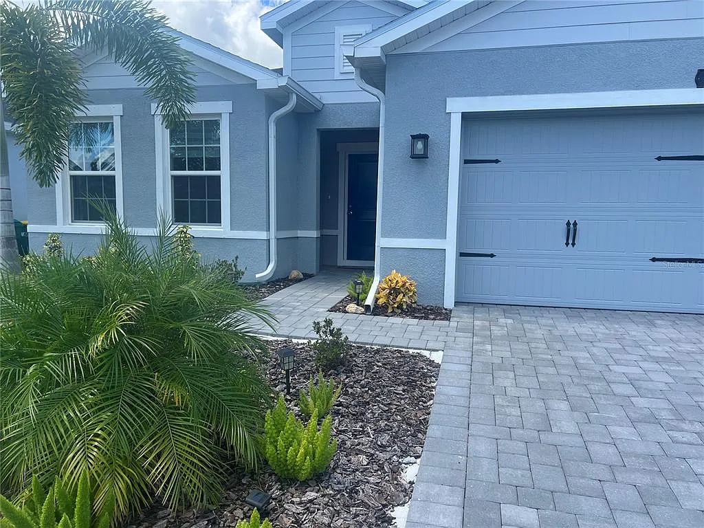 3 bed, 2.0 bath, 1815 sqft, $2,100 — Photo 2