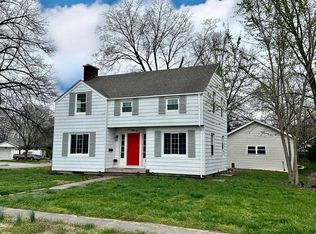 132 E 8th St, Flora, IL 62839