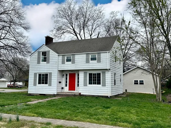 132 E 8th St, Flora, IL 62839