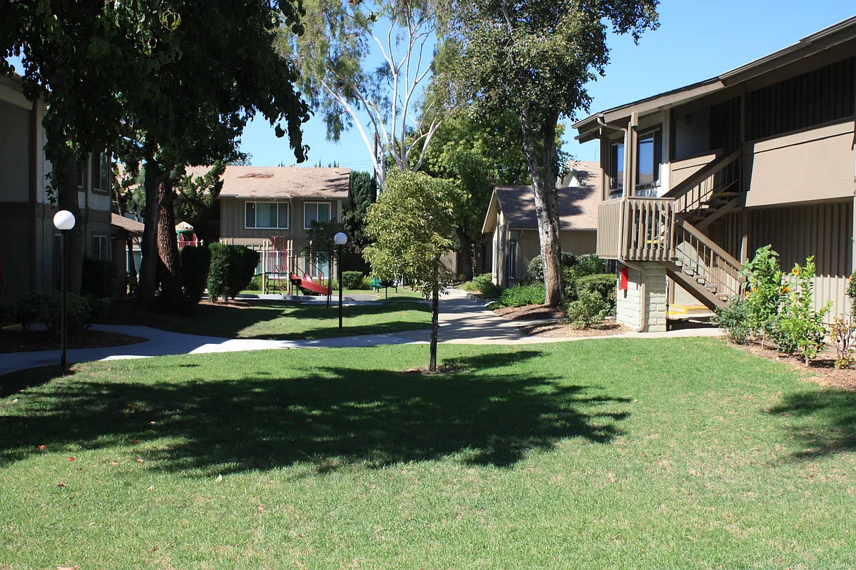 Building Photo - 505 N San Dimas Canyon Rd
