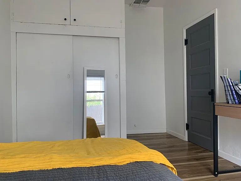 1011 E Elm St — Photo 9