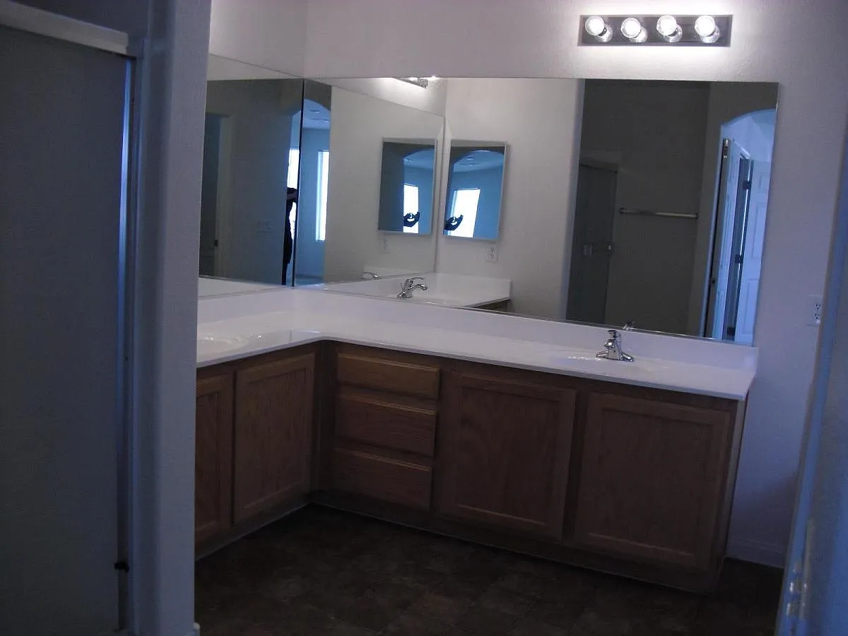 5 bed, 2241 sqft, $2,000 — Photo 4