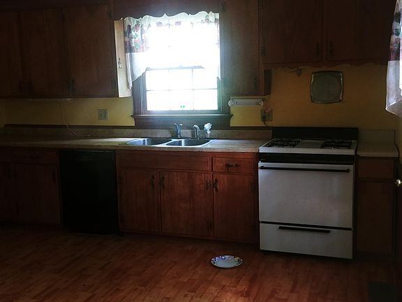 Eat in Kitchen, with dishwasher gas stove, refrigerator.