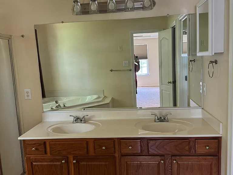 102 Elm Tree Ct — Photo 12
