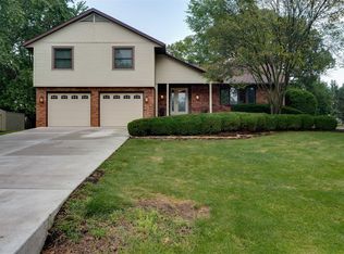 15878 Old Orchard Rd, Bloomington, IL 61705