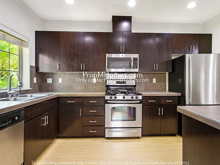 610 NE Garswood Ln — Photo 4