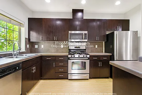 610 NE Garswood Ln Photo 1